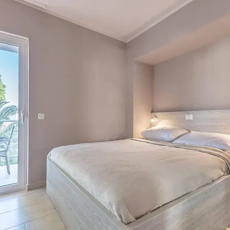 Paradiso, No 6 Apartment Vir