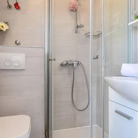 Paradiso, No 6 Apartment Vir