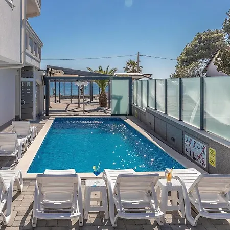 Paradiso, No 6 Apartment *