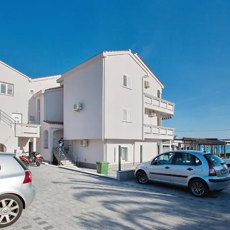 Paradiso, No 6 Apartment