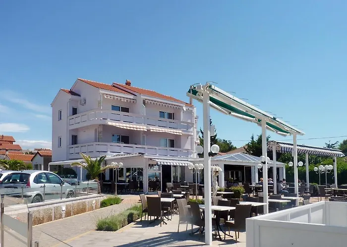 Paradiso, No 6 Apartman Vir